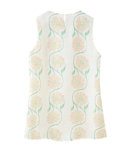 Détail d'un top sans manches blanc avec imprimé floral jaune et fermeture boutonnée au dos