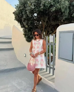 Détail d'une robe trapèze sans manches à fleurs roses avec un imprimé tournesol chic d'été