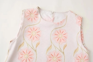 Détail du col rond et de l'imprimé fleuri rose sur cette robe d'été sans manches