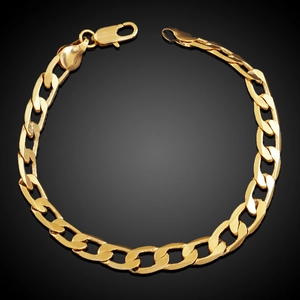 Dettaglio del bracciale a maglie cubane placcato oro 18 carati con chiusura a moschettone