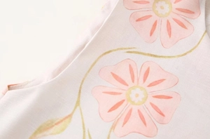 Vue détaillée de l'imprimé floral rose sur le tissu en coton et lin de la robe sans manches