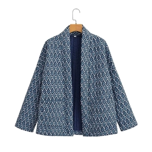 Dunkelblaue Steppjacke im Ethno-Stil mit weißen Rautenmustern in der Größe S für Damen