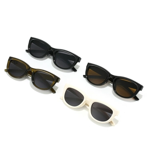 Lot de quatre lunettes de soleil rétro en noir, vert olive, blanc crème et marron