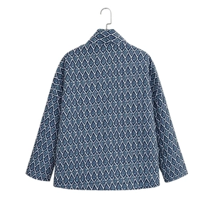 Detailansicht Rückseite der gesteppten Ethno-Jacke mit geometrischem Rautenmuster