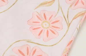 Gros plan de motifs floraux roses sur tissu coton et lin pour robes d'été sans manches