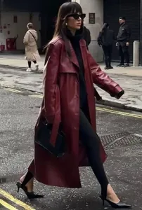 Détails du trench-coat long en cuir bordeaux avec ceinture et revers larges classiques