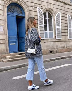 Detailansicht eines gesteppten Damen-Blazers im Ethno-Stil mit geometrischem Muster