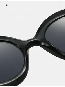 Détail des plaquettes de nez intégrées sur lunettes de soleil ovales noires