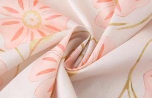 Gros plan d'un tissu floral rose avec texture tissée et motif floral peint à la main