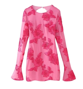 Détail de broderie florale 3D sur robe mini rose à manches longues évasées