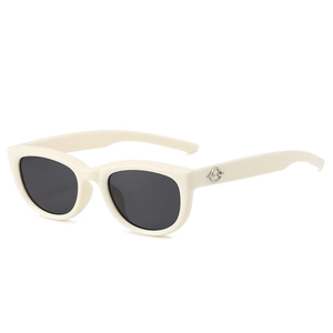 Lunettes de soleil ovales blanc crème avec verres gris foncé et détails argentés