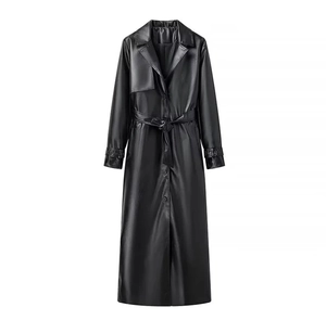 Détails du revers et des sangles de poignets sur trench-coat noir en simili cuir