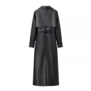 Vue arrière d'un trench-coat long en similicuir noir avec bavolet et ceinture à nouer