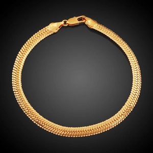 Vista dettagliata del bracciale a catena a spina di pesce placcato oro 18 carati