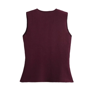 Vue arrière détaillée d'un gilet en maille bordeaux avec texture fine et col rond