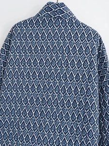 Nahaufnahme der gesteppten Jacke im Ethno-Stil mit blauem Rautenmuster und Textur