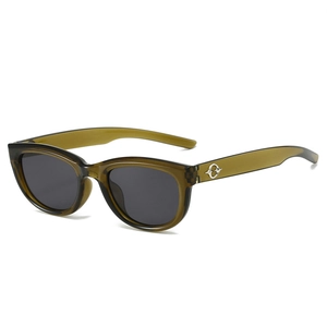 Lunettes de soleil rectangulaires modernes avec monture vert thé et verres gris foncé vue 45°