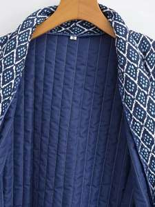 Detailansicht des Steppfutters der Ethno-Jacke mit Größenetikett S und Rautenmuster