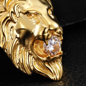 Collana con ciondolo a testa di leone dorata da uomo con zircone bianco scintillante
