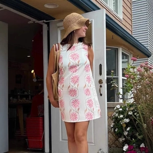 Robe sans manches à imprimé marguerites roses pour femmes avec chapeau de paille