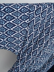 Detailansicht der dunkelblauen Steppjacke mit weißen geometrischen Gittermustern