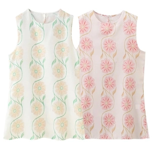 Ensemble de deux débardeurs à fleurs en mousseline couleur crème et rose clair