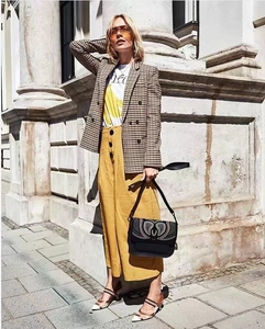 Streetstyle-Aufnahme von Hahnentritt-Blazer kombiniert mit ingwerfarbenem Maxirock