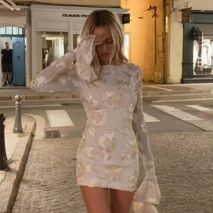 Robe courte écrue brodée de fleurs avec coupe ajustée et manches évasées élégantes