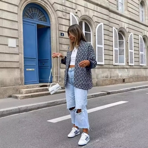 Moderne blau-weiße gesteppte Rautenjacke für Damen mit lässigem Streetwear-Styling