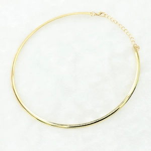 Chic punk style gold metal choker necklace with adjustable chain on soft white fur
