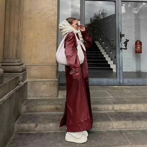 Chic trench-coat long en cuir bordeaux avec coupe oversize et grands revers pour femme