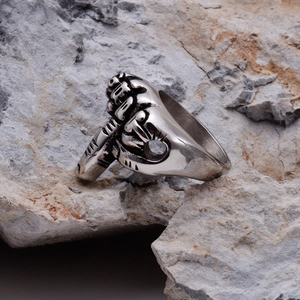 Retro 316L stainless steel middle finger hand ring for men with punk zircon design