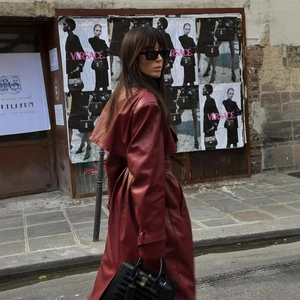 Trench-coat en cuir rouge foncé avec ceinture à la taille et revers élégants