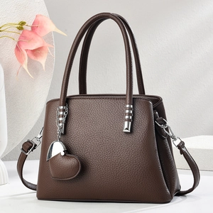 Dunkelbraune Shopper-Tasche aus Leder mit Lychee-Struktur und Herz-Anhänger