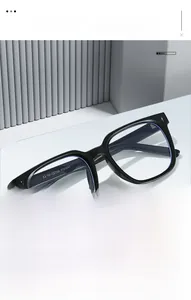 Détails de la monture noire carrée en TR90 avec charnières métalliques et marquages