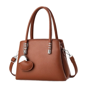 Braune Shopper-Tasche aus Leder mit Herzanhänger und abnehmbarem Schultergurt