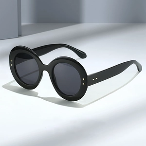 Lunettes De Soleil Ovales Rétro Femmes Mode Monture PC Verres AC Protection UV400 Décor De Rivets Métalliques