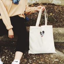 Détail du grand sac cabas en toile Mickey Mouse avec un effet de film rétro en extérieur