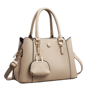 Sac à main beige élégant à grain de litchi avec détails dorés et mini pochette décor