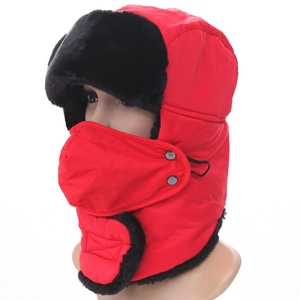 Détail du chapeau de trappeur rouge avec fausse fourrure noire et masque détachable