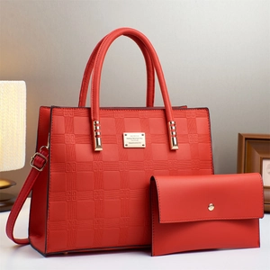 Conjunto de bolso shopper y cartera roja con relieve de cuadros y detalles dorados