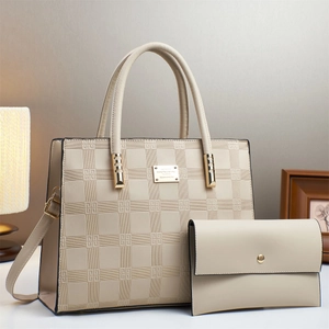 Bolso tote beige con relieve de rejilla y bolso de mano con detalles dorados