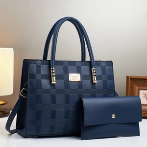 Detalle del conjunto de bolso azul marino con relieve cuadrado y herrajes dorados
