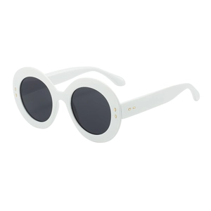 Lunettes de soleil ovales classiques avec monture blanche et verres noirs vue à 45 degrés