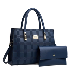 Bolso de mano azul marino con patrón de cuadros y neceser a juego con detalles dorados