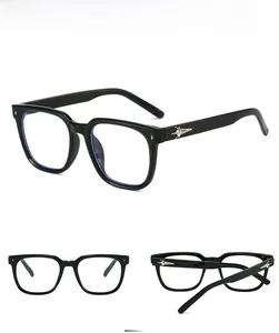 Vue détaillée des lunettes noires carrées en TR90 avec des accents d'étoiles argent