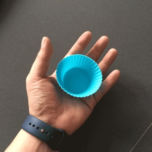 Dettaglio di uno stampo per muffin in silicone blu rotondo con bordi ondulati