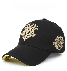 Detailansicht der schwarzen Baseballkappe mit goldener Wolf-Stickerei und gelbem Schirm