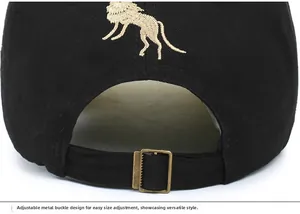 Detailansicht der schwarzen Baseballkappe mit goldener Löwenstickerei und Metallschnalle