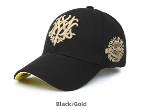 Detail der goldenen Stickerei und des Seitenabzeichens auf der schwarzen Baseballkappe
